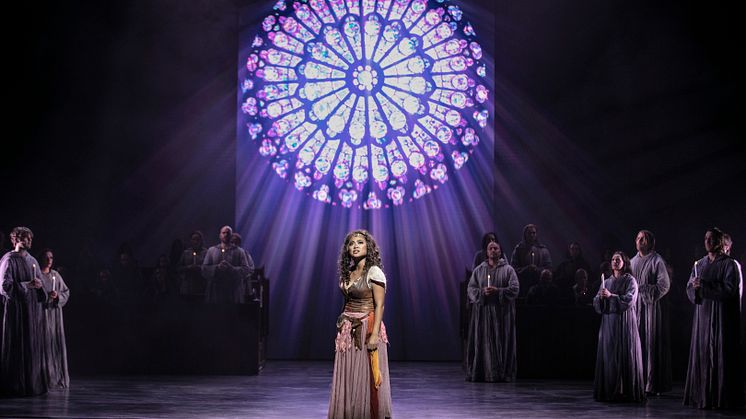 Marsha Songcome som Esmeralda i Disneys musikal Ringaren i Notre Dame