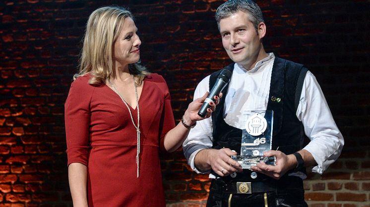 Sanierungspreis Holz 16: Moderatorin Andrea Grießmann, Zimmermeister Sebastian Schmäh