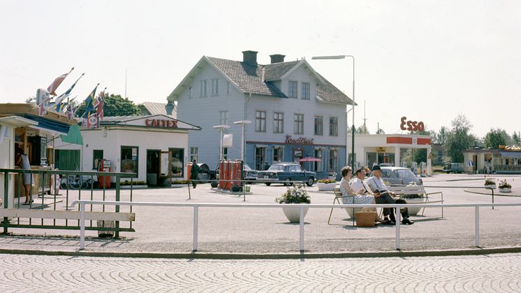 Sunneborna vill även fortsättningsvis ha en kiosk på torget.  Sunne kommun vill säkerställa detta för framtiden och erbjuder nu Alexander Sakar att fortsätta driva kiosk, men i en ny byggnad på norra delen av torget. Bilden från 50-talets torg.
