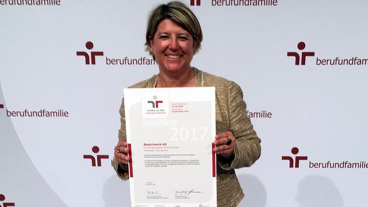 Bayernwerk-Personalleiterin Sigrid Nagl hat das Zertifikat „audit berufundfamilie“ am Dienstag in Berlin entgegen genommen.