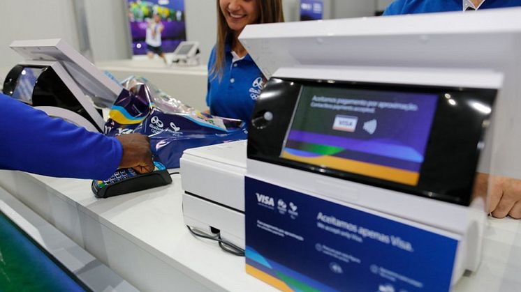 Pagamento con l'anello di pagamento Visa creato per i Giochi di Rio 2016  appositamente per gli atleti del Team Visa 