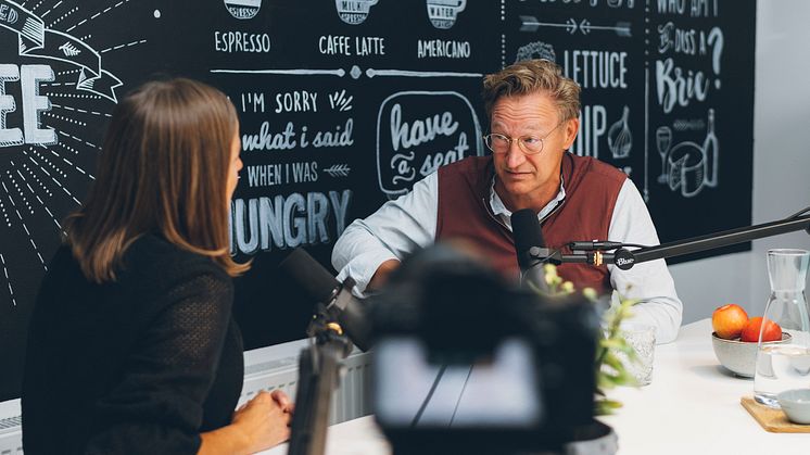 The Wood Hotels direktör David Åberg, till höger, tillsammans med Helena Renström, marknadschef på Skellefteå kommun.