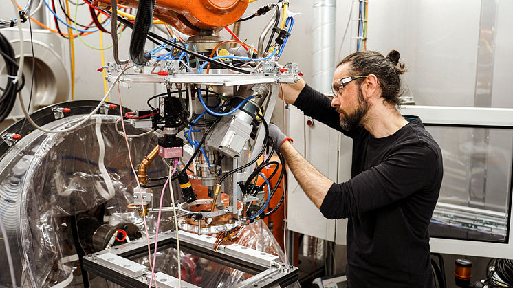 Almir Heralic (medgrundare Procada) kalibrerar ett 3D-skrivarverktyg som sitter på en industrirobot. Foto Jimmy Delwer