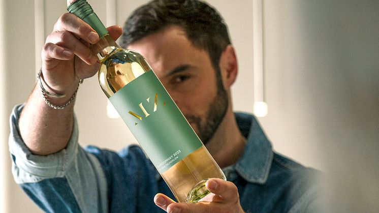 Måns Zelmerlöw lanserar vitt vin – MZ Chardonnay