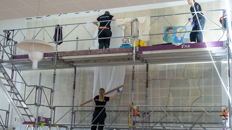 Verket, som mäter 4 x 7 meter, upptar en hel vägg i de nuvarande lokalerna. Nedmonteringen utförs av Studio Västsvensk Konservering, VGR.