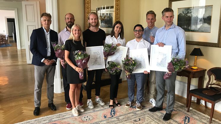 Landshövding Anders Danielsson tillsammans med årets SKAPA-pristagare i Västra Götalands län.