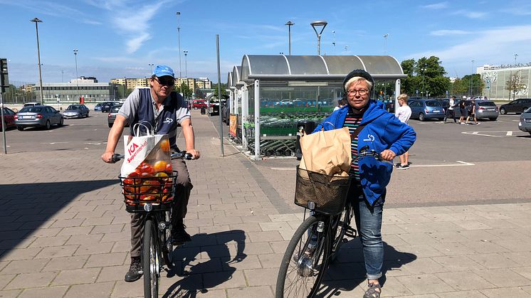Neil och Åsa är på väg med matkassar till MKB:s seniorer.