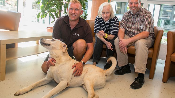 „Fressnapf hilft!“ mit Therapiehund und Therapiekaninchen tierisch Freude bringen