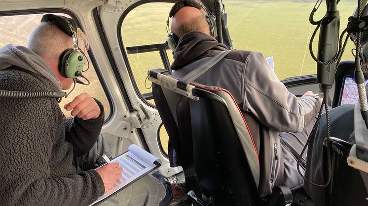 Die Crew überprüft mit höchster Konzentration die Leitungen aus dem Cockpit.