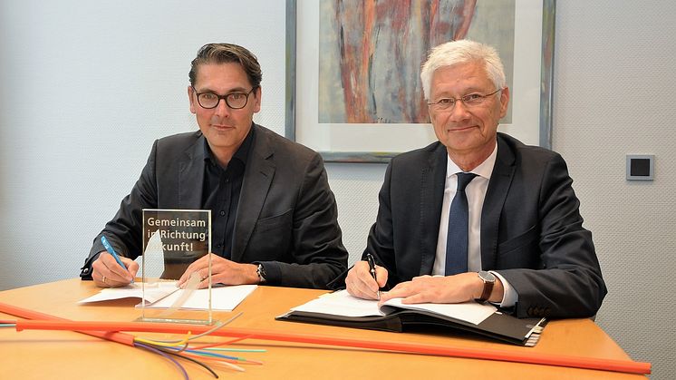 Gemeinsam für den flächendeckenden Glasfaserausbau im Kreis Kleve: Uwe Nickl, CEO Deutsche Glasfaser und Wolfgang Spreen, Landrat Kreis Kleve. (© Kreis Kleve)