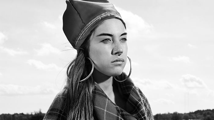 Maxida Märak  har komponerat jojkinslagen i det nyskrivna verket Ædnan. Foto: Mattias Bardå/UR