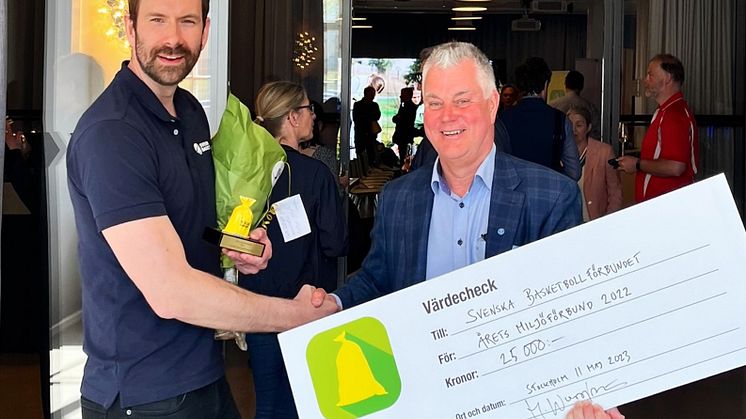 Stephen Dippel, kommersiell chef på Svenska Basketbollförbundet, tar emot priset som Årets Miljöförbund från Städa Sveriges ordförande Bengt Jönsson.