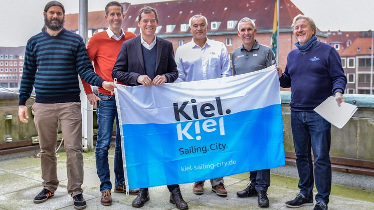Freude über die Vertragsunterzeichnung zw. The Ocean Race, LH Kiel und Kiel-Marketing: vl: Jonathan Hartmann, Axel Bauerdorf, Oberbürgermeister Ulf Kämpfer, Phil Lawrence, Jens Kuphal, Uwe Wanger