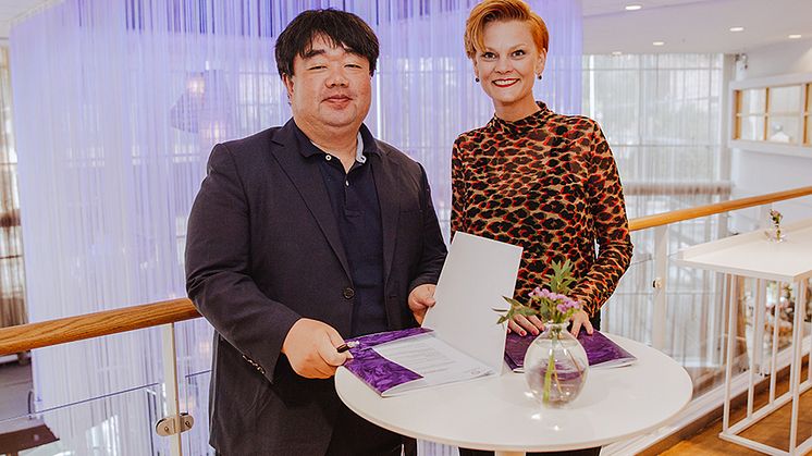 Det står sedan tidigare klart att Sydkorea blir temaland på Bokmässan 2019. Här ses Mr. Chul Ho Yoon, ordförande i den koreanska förläggarföreningen, Korean Publishers Association, och Frida Edman, Bokmässan, tidigare i år.