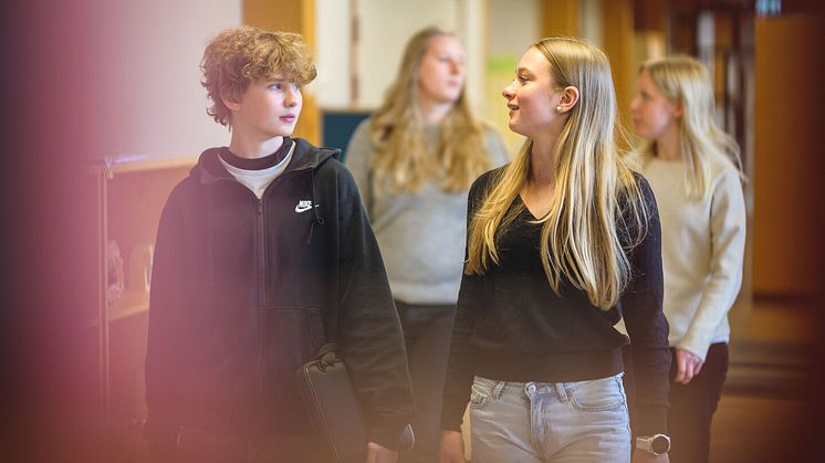 Elever tillsammans i korridor på lärande grundskola