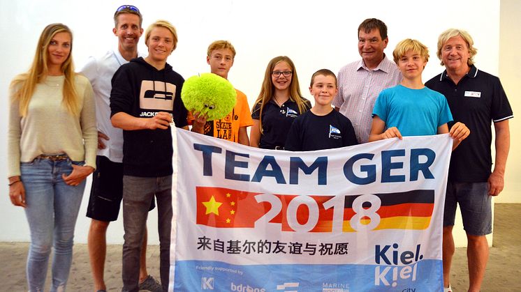 Stadtrat Gerwin Stöcken (3. von rechts) verabschiedet Segelkids auf dem Weg nach Qingdao/China