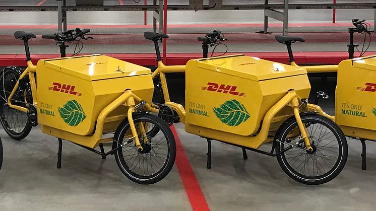 DHL Express fyra elcyklar som levererar dokument och mindre paket i Stockholms innerstad