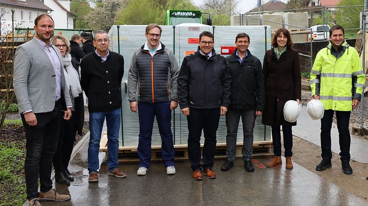 Neue Energie für Wackersdorf: Bürgermeister Thomas Falter (Mi.) nimmt mit Gemeindevertretern und Mitarbeitern des Bayernwerks zwei Blockheizkraftwerke für eine neue Quartierslösung in der Ortsmitte entgegen.