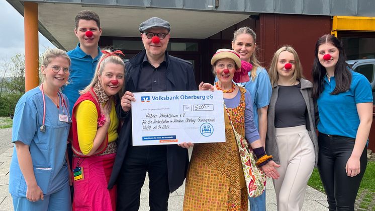 5.000 Euro überreichten die BPW Azubis unter anderem an den Kölner Klinikclowns e.V. für den Einsatz auf der Kinderstation im Klinikum Gummersbach.