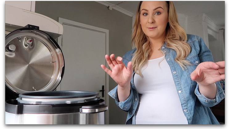  Helen Torsgården lagar barnmat i Crock-Pot Express.