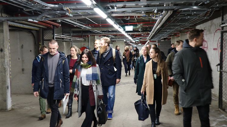 Deltakerne får omvisning i garasjen i Sofienberggata 7. Foto: Boligbygg