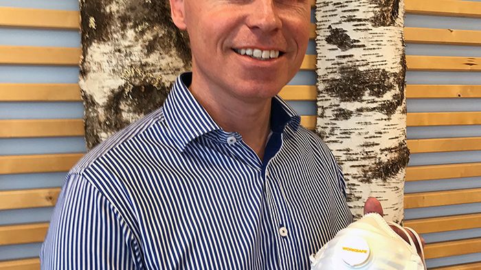 Magnus Paulander visar upp senaste produkten från Worksafe - filtrerande halvmask.