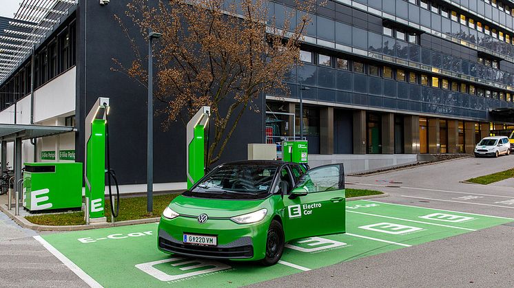 ADS-TEC Energy Ultra-Schnelladesäulen direkt vor dem Haupteingang der Firmenzentrale in Graz, Foto: Energie Steiermark