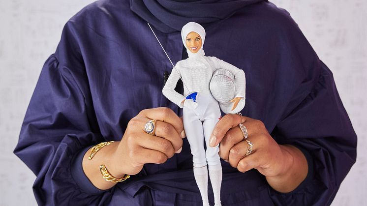 Barbie zeigt Mädchen, dass sie alles sein können, und würdigt Ibtihaj Muhammad als neueste Heldin der „Shero“-Serie.