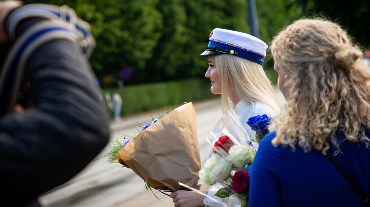 Alberte Kjærsgaard Schartau fik mandag sin studenterhue på Tradium HHX.