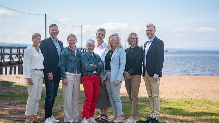 Karin Ringsby, Erik Odens, Anna Björkman, Angelica Ekholm, Elsmari Julin, Visit Dalarnas vd Chatarina Eriksson, Caroline Smitmanis Smids samt Martin Erkenborn. Saknas på bild: Martin Sahlberg och Ulla Köhler. Foto: Anna Holm, Visit Dalarna.