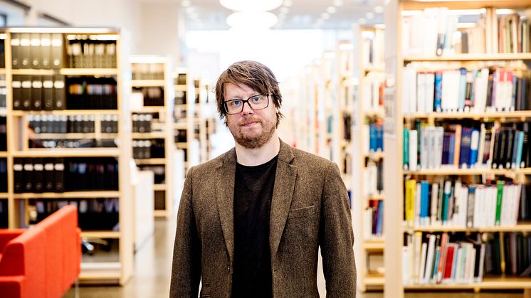 Johan Dahlbeck, forskare vid Malmö universitet, är aktuell med boken Spinoza – Fiction and Manipulation in Civic Education.