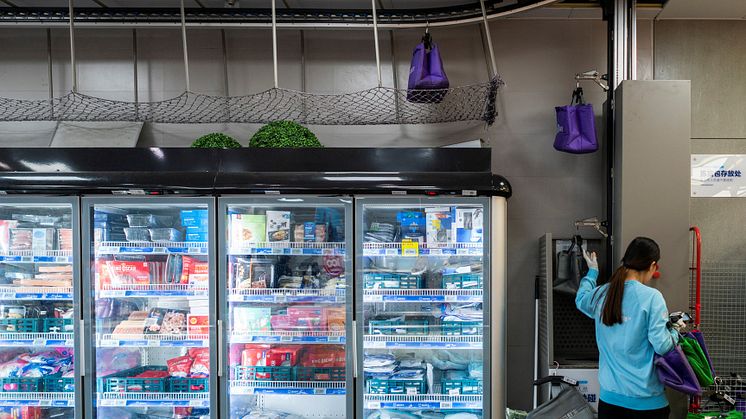 Det meldes om økt salg av dagligvarer via online app'er og netthandel i Kina. Fra New Retail kjeden Hema Fresh i Kina.