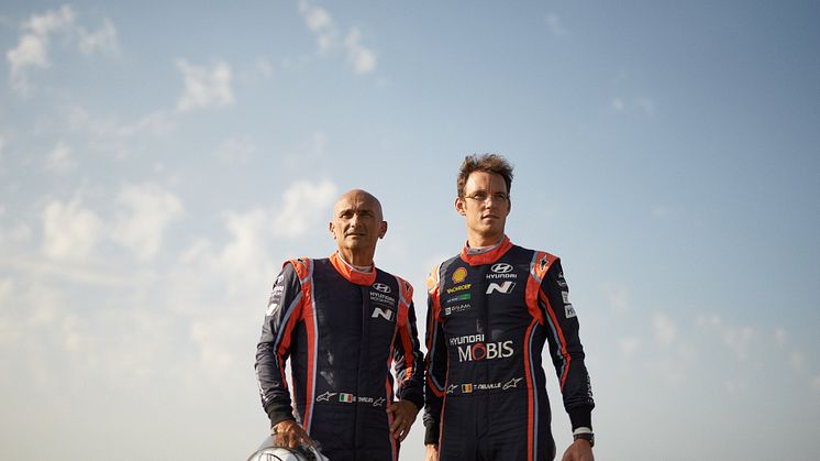 Hyundai Motorsports förare Gabriele Tarquini och Thierry Neuville tävlar om snabbaste tiden från Rom till Paris i nya Hyundai i30 Fastback N.