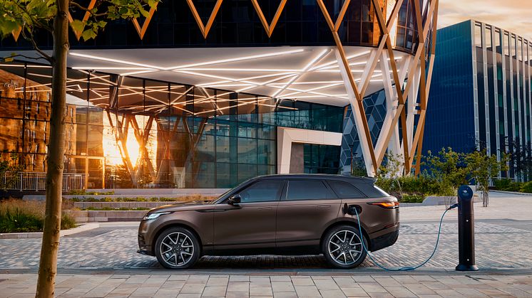 RR_Velar_22MY_SV_Bespoke_Tourmaline_Brown_Exterior_GP_180821_001