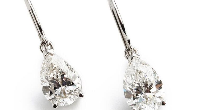 Ruben Svart. Et par diamantørestikker af 14 kt. hvidguld hver prydet med brillantslebet dråbeformet diamant på 2.21 og 2.32 ct.jpg