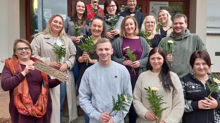 Grund zur Freude: 14 Männer und Frauen haben die Ausbildung in der Altenpflege an der Hephata-Akademie erfolgreich absolviert und sind als Fachkräfte gefragte Arbeitnehmer*innen. 