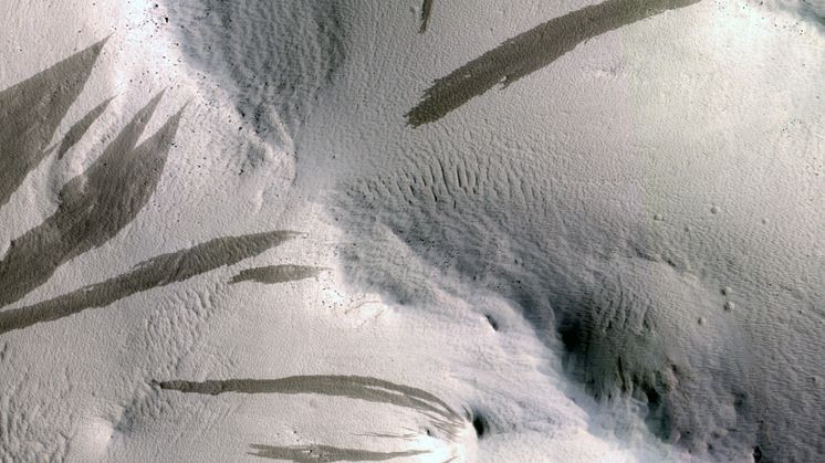 Strimmor på Mars tecken på mer vattenaktivitet på Mars