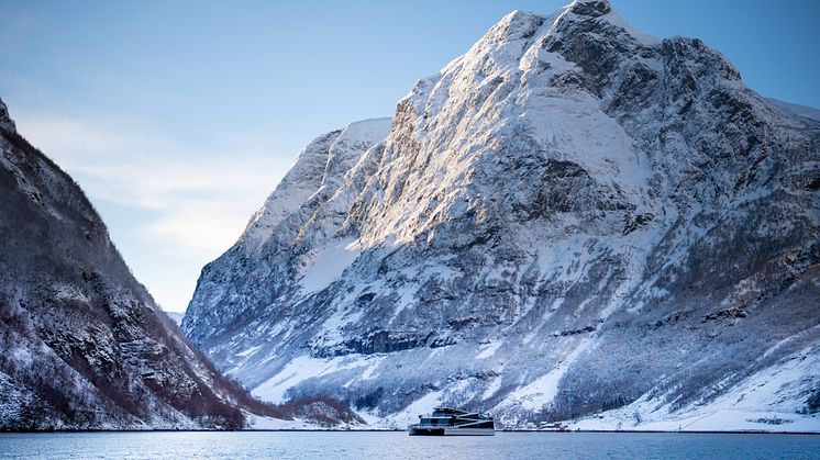 Om bord helelektriske Future of The Fjords nyter man stillheten i verdensarven