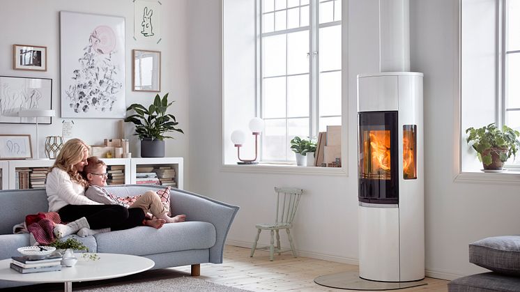 Contura 596G Style är en klassiker från Contura som nu fått en spännande glaslucka, ännu större sidoljus och vit lack