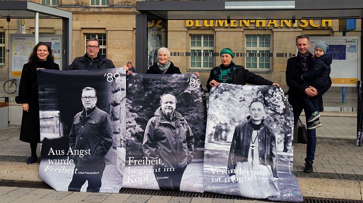 Die Beteiligten zeigen die ersten Plakate (v.l.): Dr. Nathalia Laue, Uwe Frauendorf, Karin Wieckhorst, Cornelia Matzke und Daniel Lange (RBL Media GmbH) mit Tochter Florentina - Foto: Andreas Schmidt