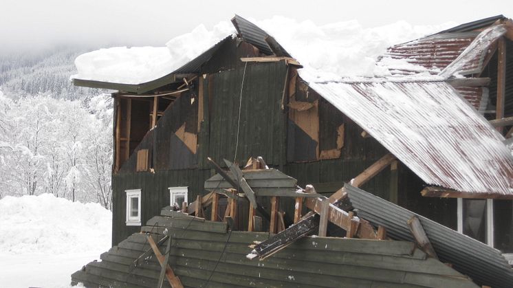 Sammenrast bygning av snø