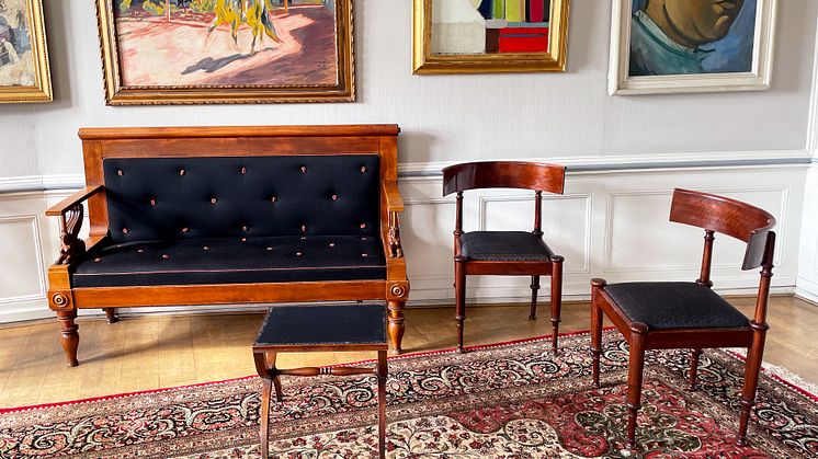 En række danske kunstnermøbler fra kunsthistoriker Hans Edvard Nørregaard-Nielsens private samling kommer på auktion hos Bruun Rasmussen.