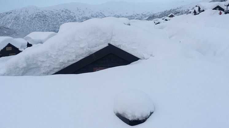 Hytte  begravet i snø