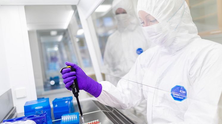 Forskargruppen vid Uppsala universitet är specialiserade på att utvinna och hantera väldigt gammalt DNA. Ett fyrtiotal fragment från Dödahavsrullarna analyserades i gruppens högteknologiska labb.