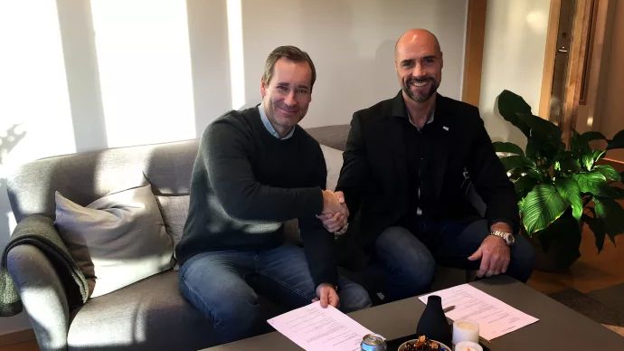 Skruvat.se förlänger med Svensk Bilsport. Peter Jakobsson, skruvat.se och Thomas Jansson, Svensk Bilsport vid avtalsskrivandet.
