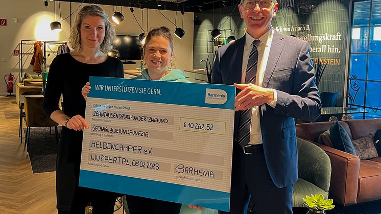 Übergabe der Rest-Cent-Spende in den Hauptverwaltungen der Barmenia Versicherungen, Wuppertal. Von links nach rechts: Anne-Maike Hermann, Barmenia, Andrea Voss, Heldencamper, Andreas Eurich, Vorstandsvorsitzender Barmenia.