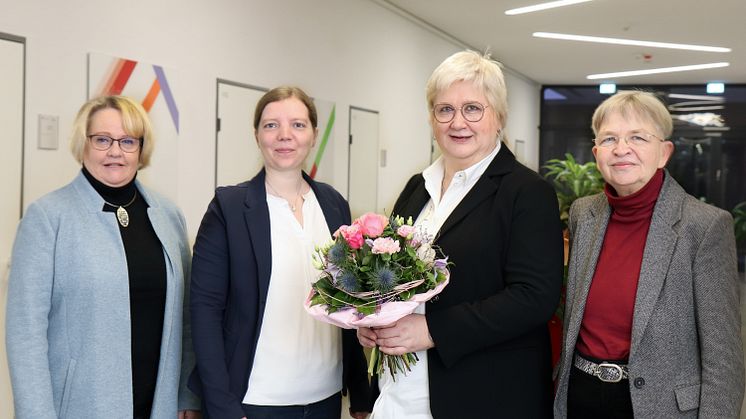 (v.l.) Monika Riesmeier, stellvertretende Personalratsvorsitzende, Dr.in Anna Decker, Geschäftsführerin des Zentrums für Lehrer*innenbildung an der Universität Vechta, Petra Eichmann und Vizepräsidentin Dr.in Marion Rieken. 