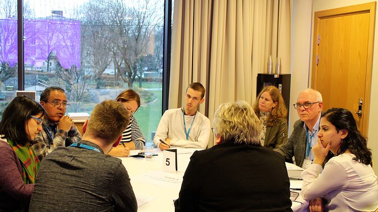Här pågår ett ”rundabordssamtal”.  Högskolan Västs prorektor Jan Theliander ses till höger i bild.