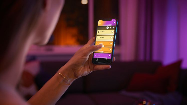 Med Philips Hue Bluetooth-app tänds och släcks-, dimmas- eller stärks belysningen till önskad nivå via en app i telefonen. Det finns miljontals färger att välja mellan och det vita ljuset kan nyanseras till önskad nivå.
