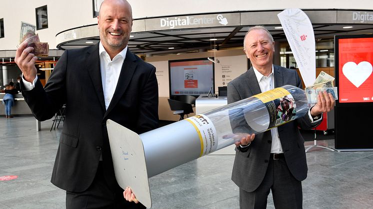 Ralf Fleischer (li.) und Hep Monatzeder freuen sich über die neue Spendenbox.